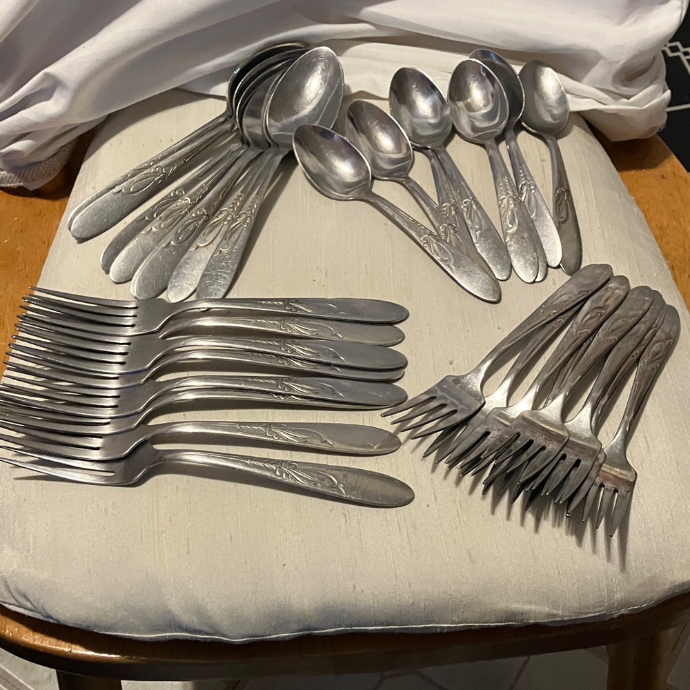 Older 1970s -1980s. 32 pc. Stainless Steele   8 settings.  Used but , very